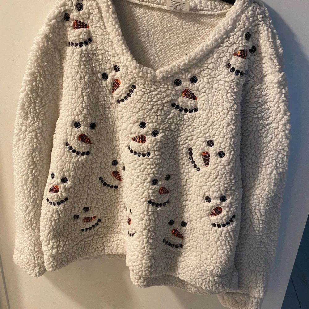 Chic Snowman V-Neck Sweater in Cream
